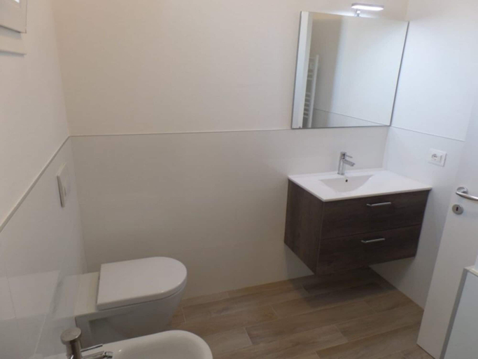 Bathroom 3, Stylish Holiday Flat With Rooftop Pool, Venezia