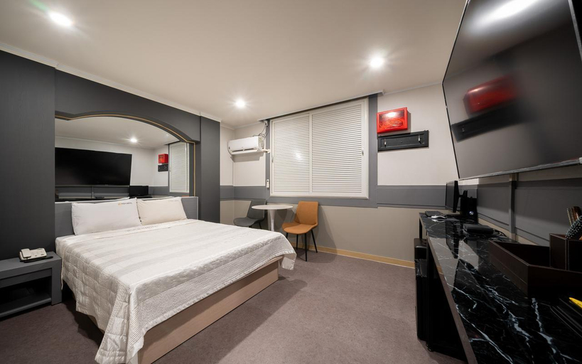 Bedroom, Gwangju Chungjangro Regency, Buk
