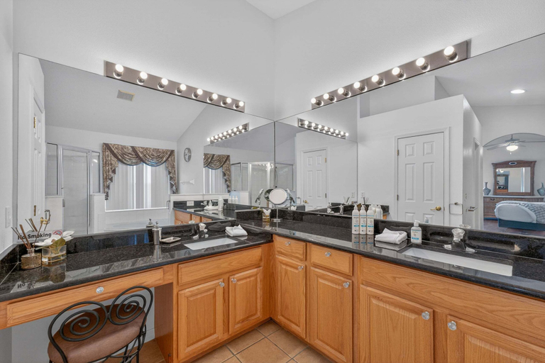 Bathroom 3, Relaxing 4-bedroom, 3-bathroom Poolside Heaven in Cumbrian Lakes, Osceola