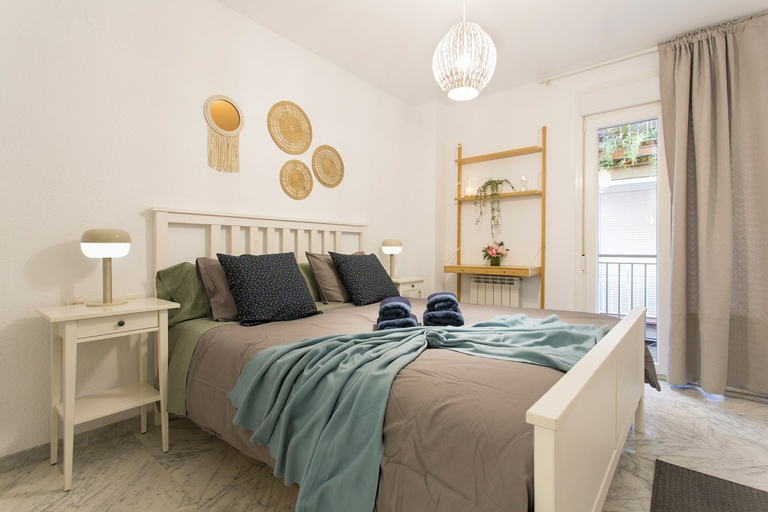 Room 5, Comfort and Beauty With Parking Space Included, Granada