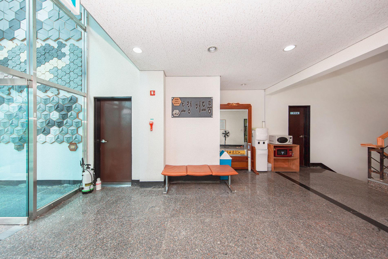 Others 3, Boryeong Sinjin Pension, Boryeong