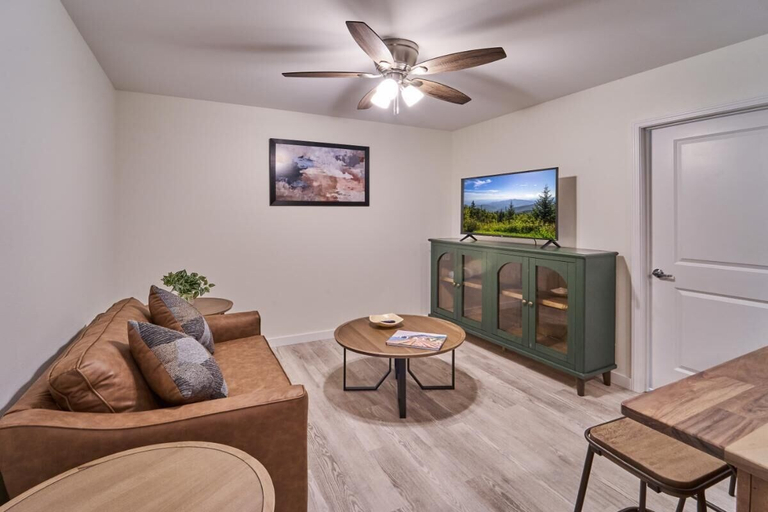 Living area, The Ruby 207, Sevier