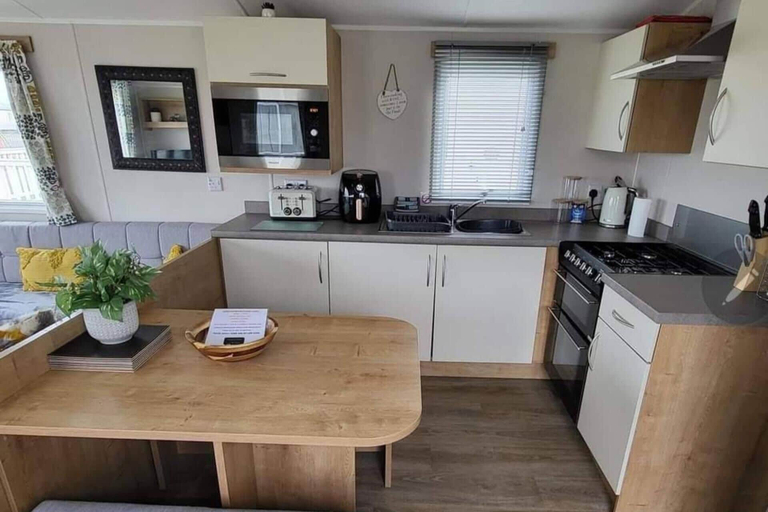 Private kitchen, 3 Bed - Sleeps 8 - Pet Friendly - Beach, Lincolnshire