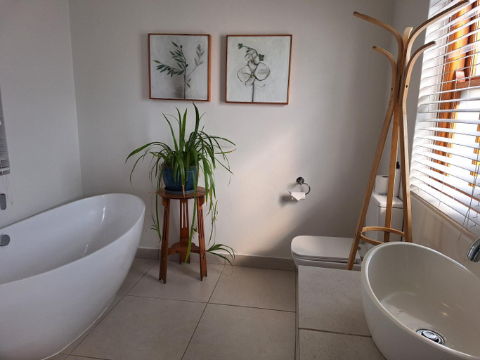Bathroom 3, Petit Plaisir Cottage, Cape Winelands