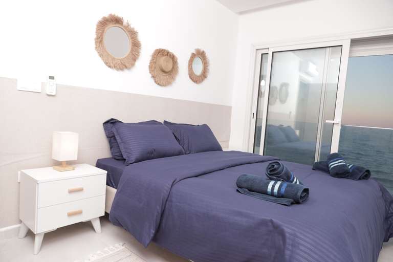 Room 2, L'écume Blanche - Apartment With Feet in the Water, La Marsa
