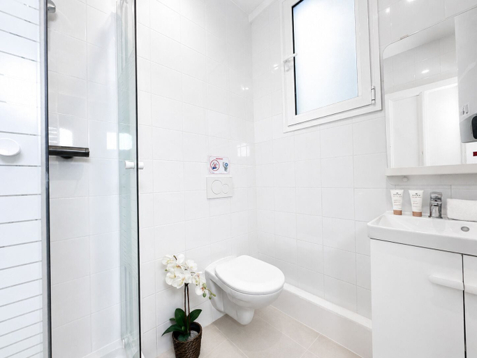Bathroom 5, 1611 Vouillé, Paris