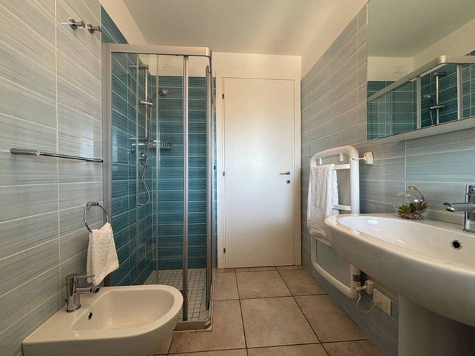Bathroom 4, Modern Apartment in a Residence With Pool, Venezia