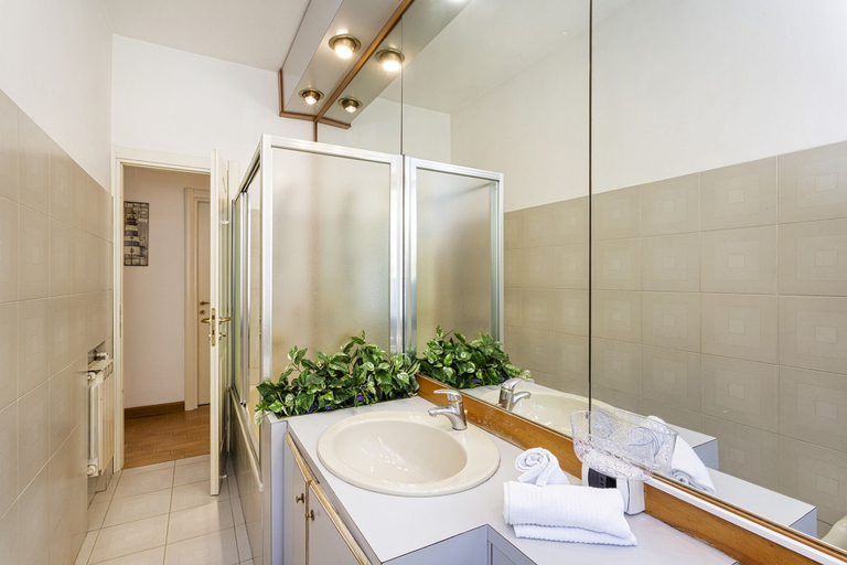 Room 4, Giovo Sea View Balcony by Wonderful Italy, Genova
