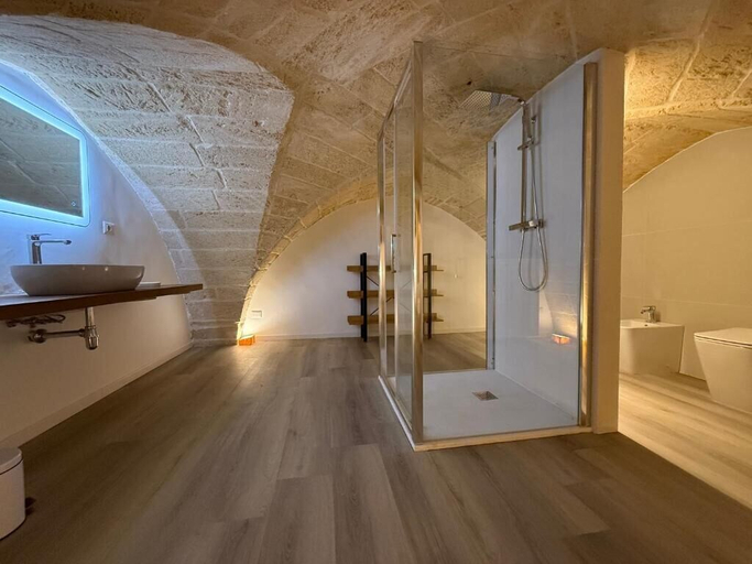 Bathroom 3, Molo Mazzini, Lecce