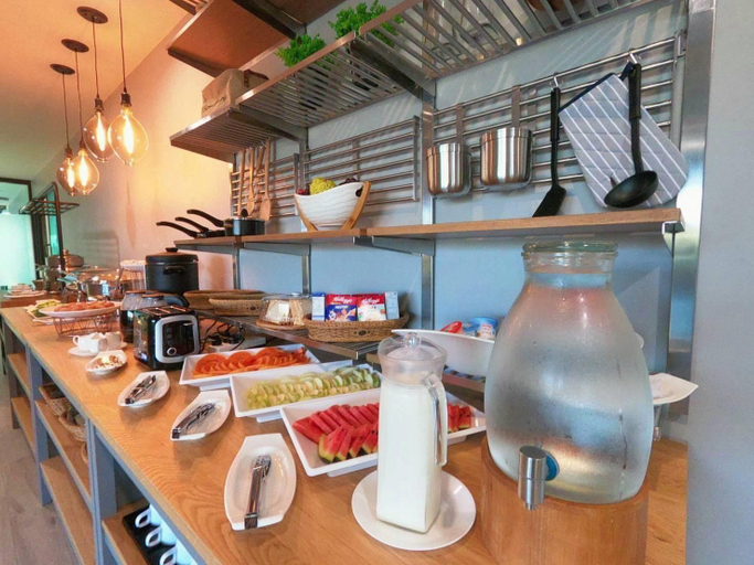 Food & Drinks 5, Raweewan Residence, Khan Na Yao