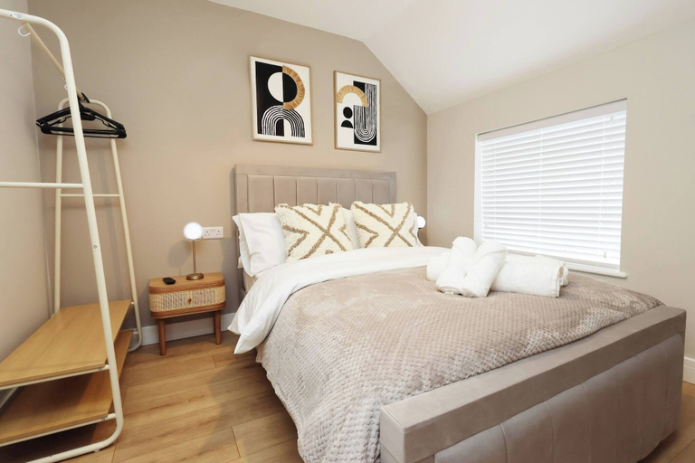 Room 5, Modern 5BR Home new, South Gloucestershire