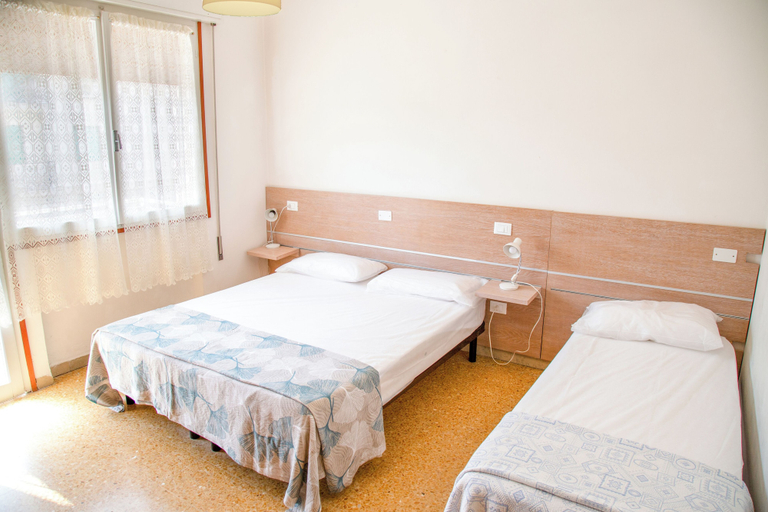 Room 2, Two Bedroom Flat Close to the Beach in Eraclea, Venezia