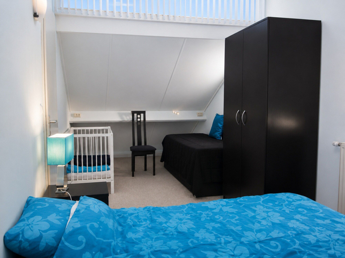 Room 4, Bungalow in Breskens With Waterfront Jetty, Sluis
