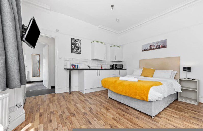Room 3, Large Modern Leeds Stay w 8 Private Ensuite Studio, Leeds