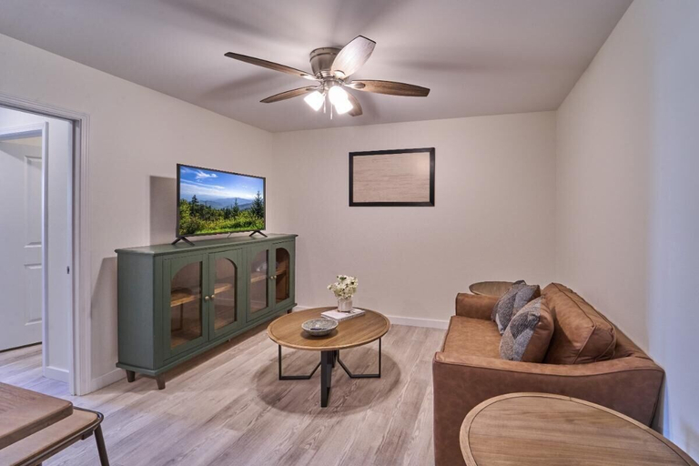 Living area, The Ruby 305, Sevier