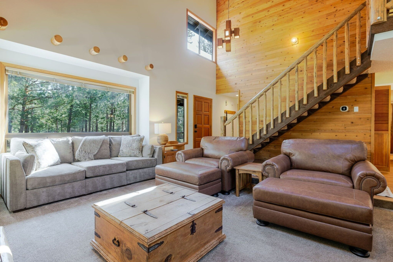 Living area 2, 20 Camas 4 Bedroom Home, Deschutes