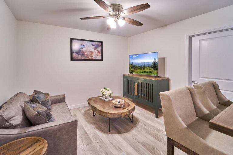 Living area, The Ruby 203, Sevier