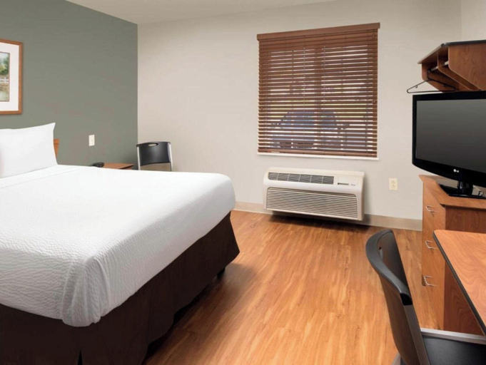 Room 5, Motel 6 Suites Cincinnati Sharonville, OH, Cincinnati