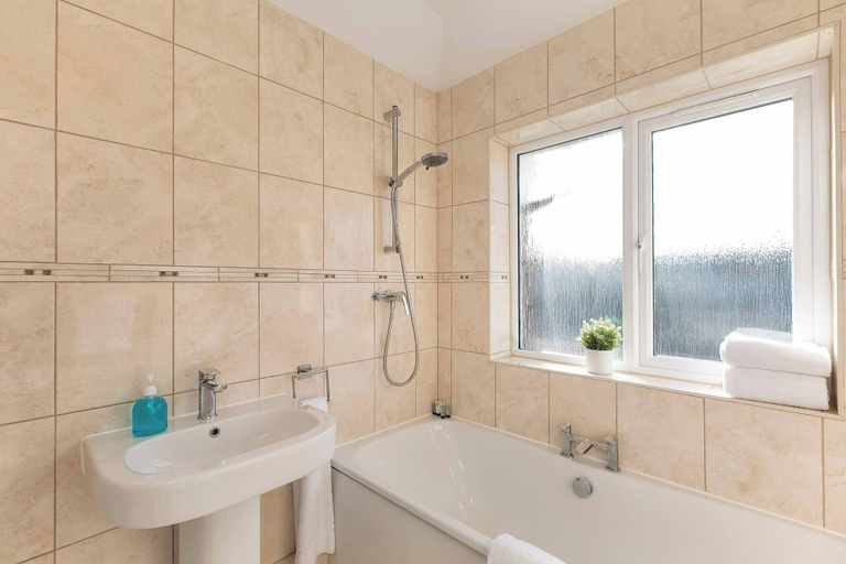 Bathroom 4, Skyvillion - Enfield 4bed House W Garden & Parking, London