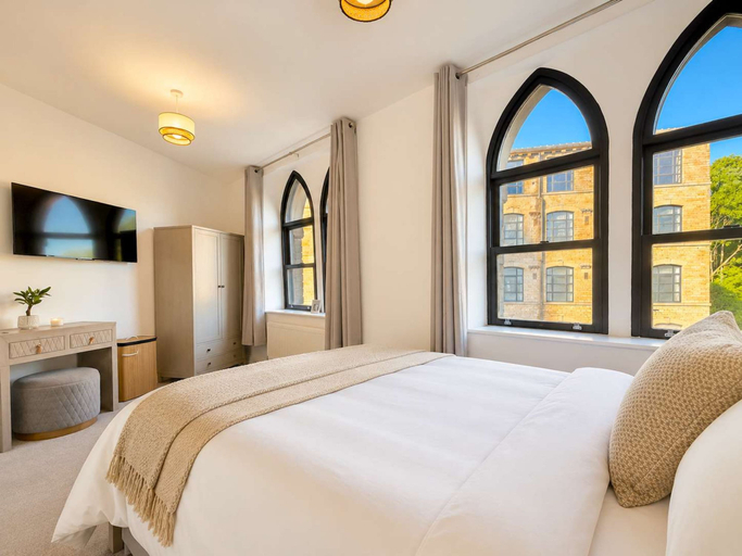 Room 4, Lux House 2BR - Sleeps 6 - Free Parking - Huddersfield, Kirklees