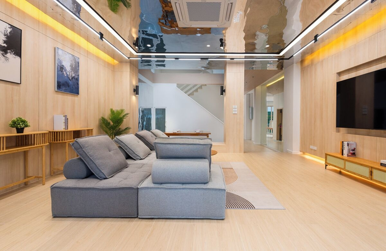 Living room 3, Spacious 4BR Muji Home With Loft & Pool in Ekkamai, Wattana