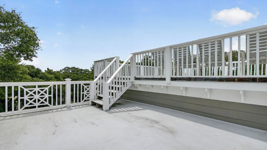 Interior 3, 9 24th Avenue by Avantstay Walk to Beach + Pool + Rooftop Deck, Charleston