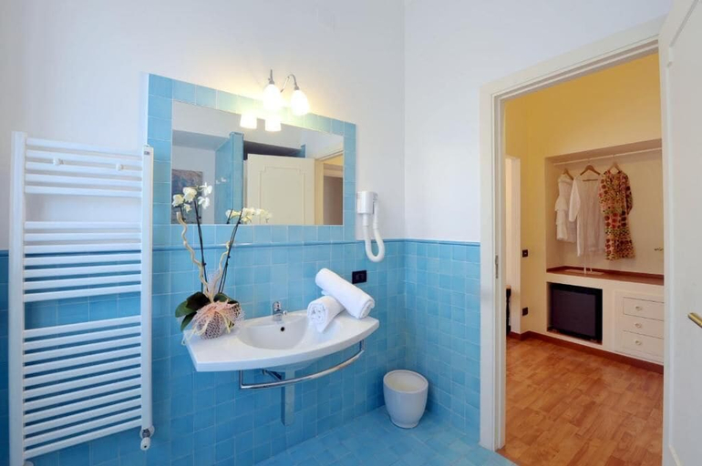 Bathroom 2, Villa Titina, Napoli