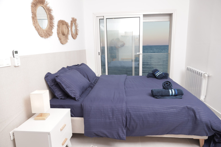 Room 3, L'écume Blanche - Apartment With Feet in the Water, La Marsa