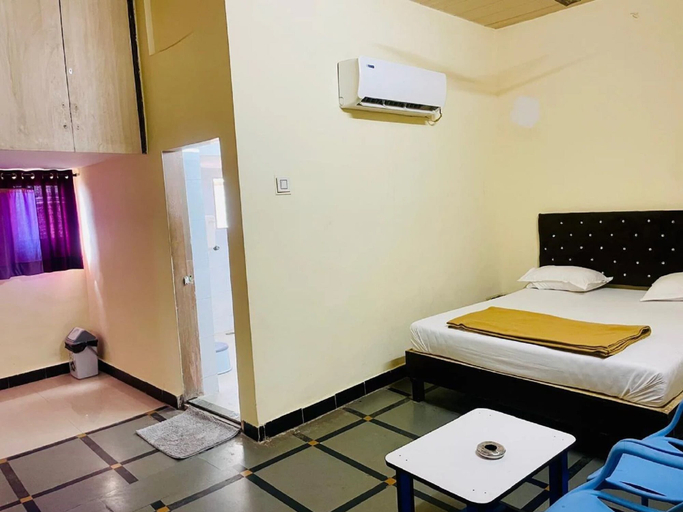 Room 5, Hotel Royal Inn Ulhasnagar, Thane
