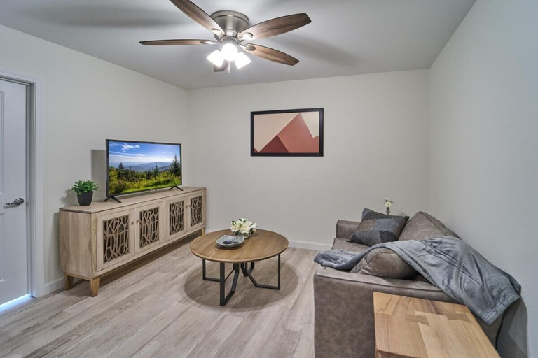 Living area, The Ruby 102, Sevier