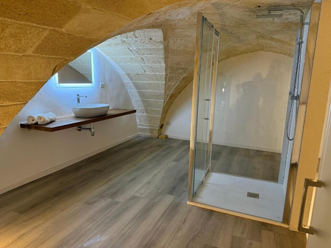 Bathroom 4, Molo Mazzini, Lecce