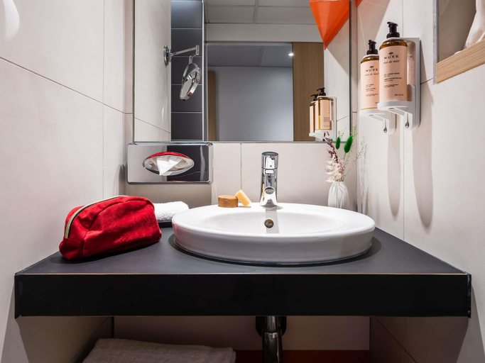 Bathroom 4, Mercure Paris Gare de Lyon TGV hotel, Paris