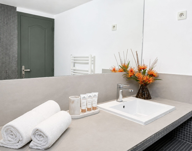 Bathroom 5, 1596 Nazareth, Paris