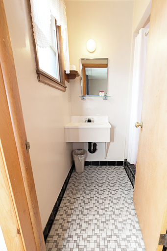 Bathroom 3, The Edgewood Motel, Marinette