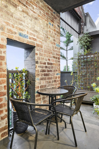 Balcony 2, Luxe 2 Bed Apt, Seconds to Beach & Minutes to City, Melbourne
