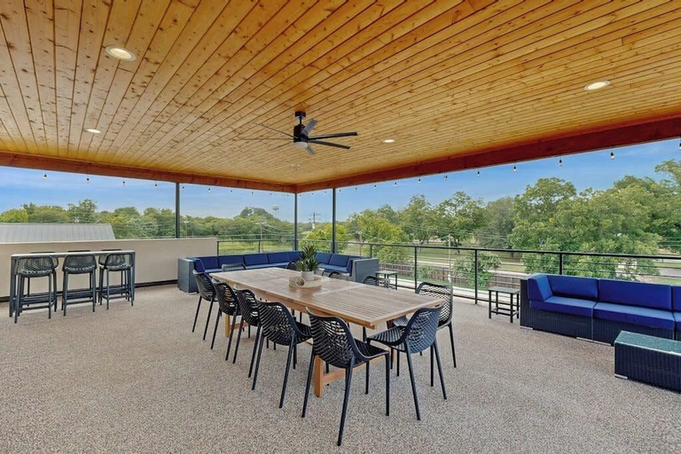 Outdoor dining 2, Multilevel Spacious Home With Water Access, Full Kitchen, Balcony and BBQ, Llano