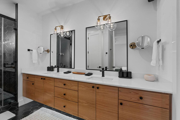 Room 5, Zilker Heated Pool Misters Walk to S Lamar, Travis