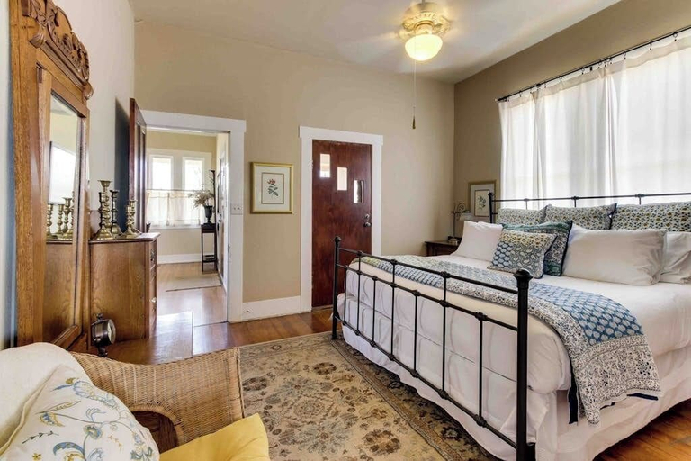 Room 4, Historic Craftsman Circa 1923 - Walk to Wineries & Downtown, Antique Decor, Gillespie