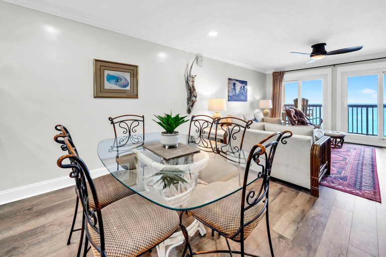 Dining 3, Pinnacle Port C3-701, Bay
