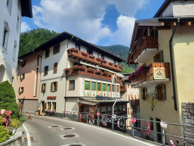 Others 4, Albergo Alpina, Trento