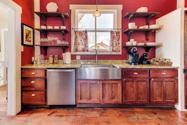 Private kitchen 5, Historic Craftsman Circa 1923 - Walk to Wineries & Downtown, Antique Decor, Gillespie