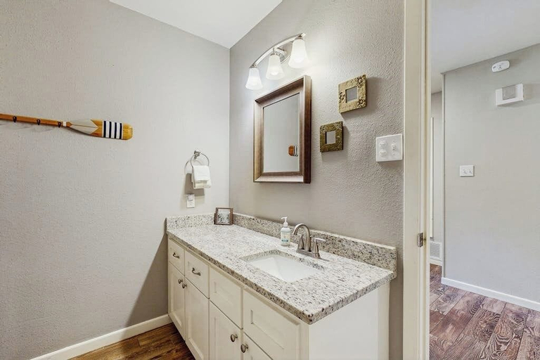 Bathroom 3, Dog-friendly Lakefront Home With Private Sundeck, Burnet