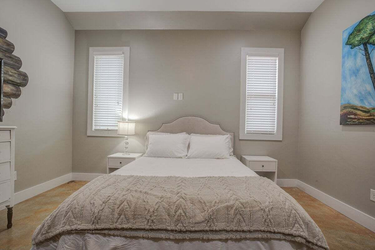 Room 5, Hill Country Escape Hot Tub Pet Friendly, Hays