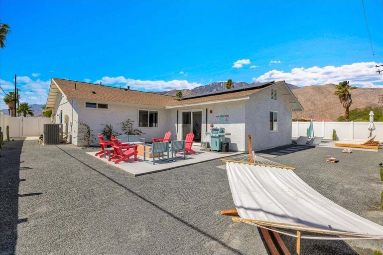 Outdoor dining, Modern Retreat 3br/2ba Designed for Both Relaxation and Productivity!, Riverside