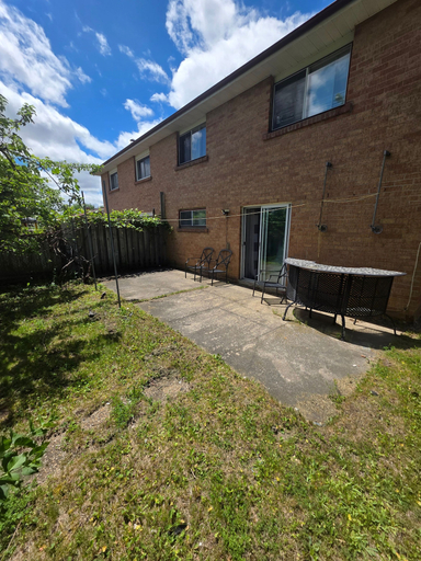 Outdoor dining, Bright & Cozy 2-bedroom Main Floor Suite, Peel