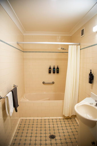 Bathroom 3, Tumbarumba Motel & Elms Restaurant, Tumbarumba