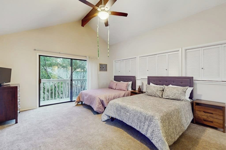 View from room, Cozy Dog-friendly Home With Full Kitchen, Patio & Backyard, Close to Golf Course, Llano