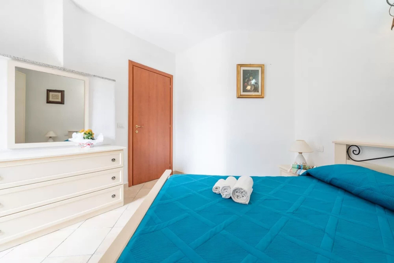 Room 3, Cozy Veranda Retreat Near Budoni, Nuoro
