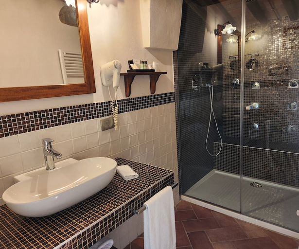 Bathroom 5, Villa Curina Resort, Siena