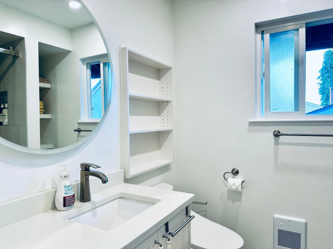 Bathroom 3, 4BR 3BA Family Home - West Side - Free Parking & Pets, Greater Vancouver